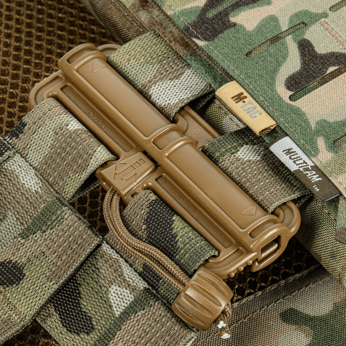 Lähikuva M-Tac Plate Carrier Cuirass FAST Elite Gen.II:stä Duraflex-pikalukoilla ja camouflage Cordura 500D -materiaalilla.