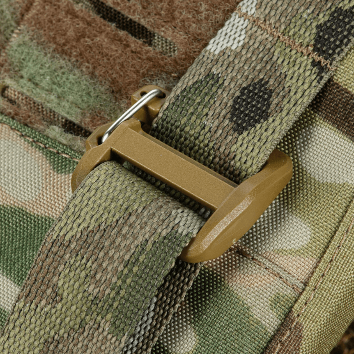 Lukitusmekanismi M-Tac Plate Carrier Cuirass FAST Elite Gen.II:ssä camo-designilla ja kestävin materiaalein.