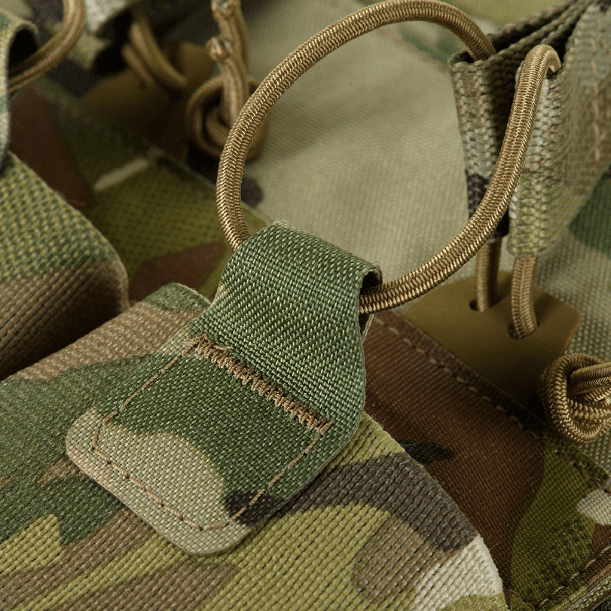 Yksityiskohta M-Tac Plate Carrier Cuirass FAST XL QRS:stä camokuosissa; suunniteltu suojalevyille, Cordura 500D -materiaali.