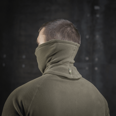 M-Tac Polartec Anatomic Tube Scarf käytössä, näyttää monikäyttöisen huivin Polartec Micro Series -fleecestä ja anatomisen muodon.