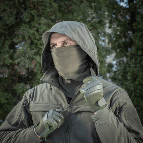 Mies käyttää M-Tac Polartec Anatomic Tube Scarfiä kasvosuojana, suojaa kylmältä ja tuulelta, valmistettu Polartec® Micro Series -fleecestä.