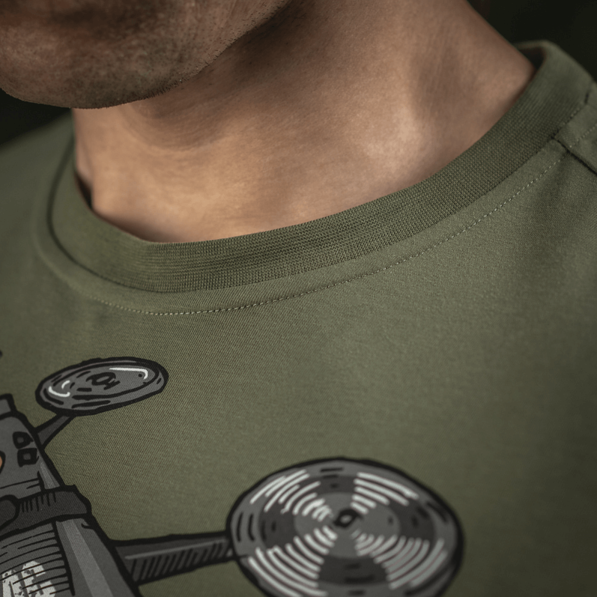M-Tac T-Shirt Quadcopter, vihreä puuvillapaita drone-printillä, yksityiskohtainen ommel, premium-painatus, mukava istuvuus.