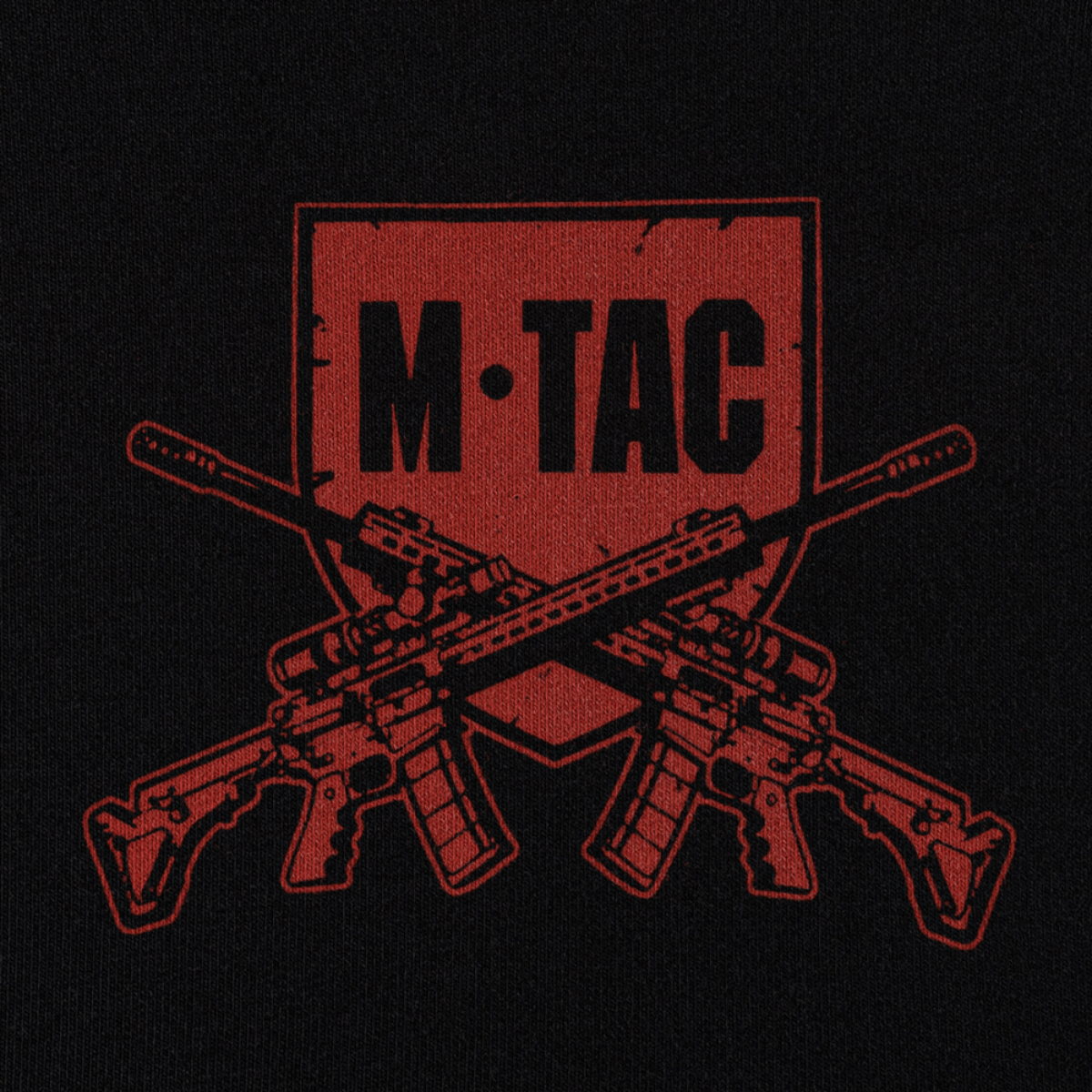 M-Tac-logo, ristiin asetellut kiväärit mustalla taustalla, korostaa brändin sotilasinspiraatiota ja design-tyyliä.