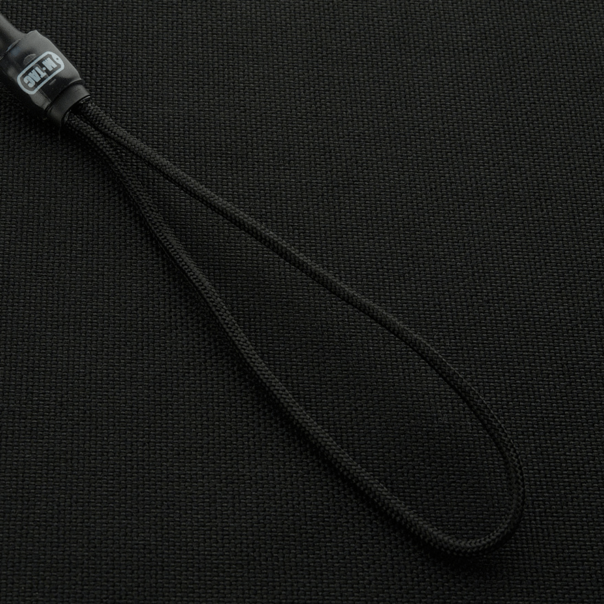 M-Tac Safety Cord Medium Kombineret suunniteltu turvallisuuteen, kiinnitykseen ja katoamisen ehkäisyyn MOLLE-järjestelmässä.