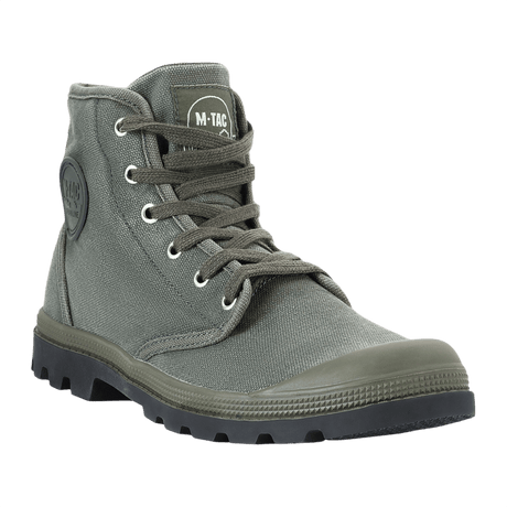 M-Tac Sneakers armeijanvihreänä, klassinen ja toimiva muotoilu, sopivat ulkoiluun ja urheiluun.