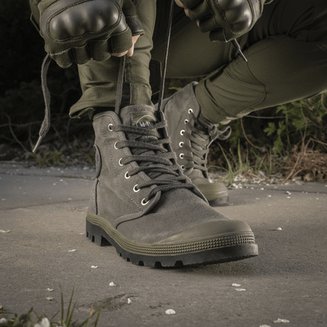 M-Tac Sneakers - klassinen malli metallisilla nauharenkailla, tukevat ja mukavat ulkoiluun - harmaa väri soratiellä.