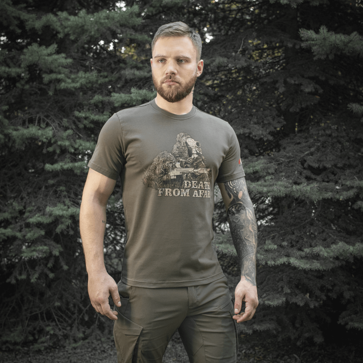 Mies M-Tac Sniper T-paidassa "Death From Afar" -painatuksella, valmistettu 93 % puuvillasta ja 7 % elastaanista kestävyyttä ja mukavuutta varten