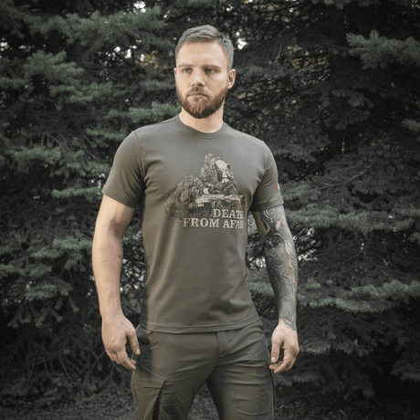 Mies M-Tac Sniper T-paidassa "Death From Afar" -painatuksella, valmistettu 93 % puuvillasta ja 7 % elastaanista kestävyyttä ja mukavuutta varten