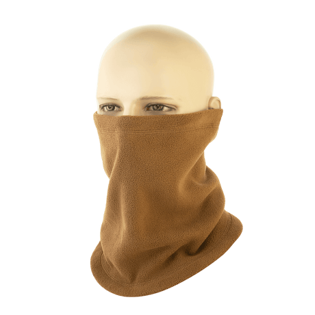 M-Tac Snood Elite lyhyt säädettävä fleece, käytössä kasvonaamiona mallinukella, suojaa kylmältä ja tuulelta säädettävällä istuvuudella.