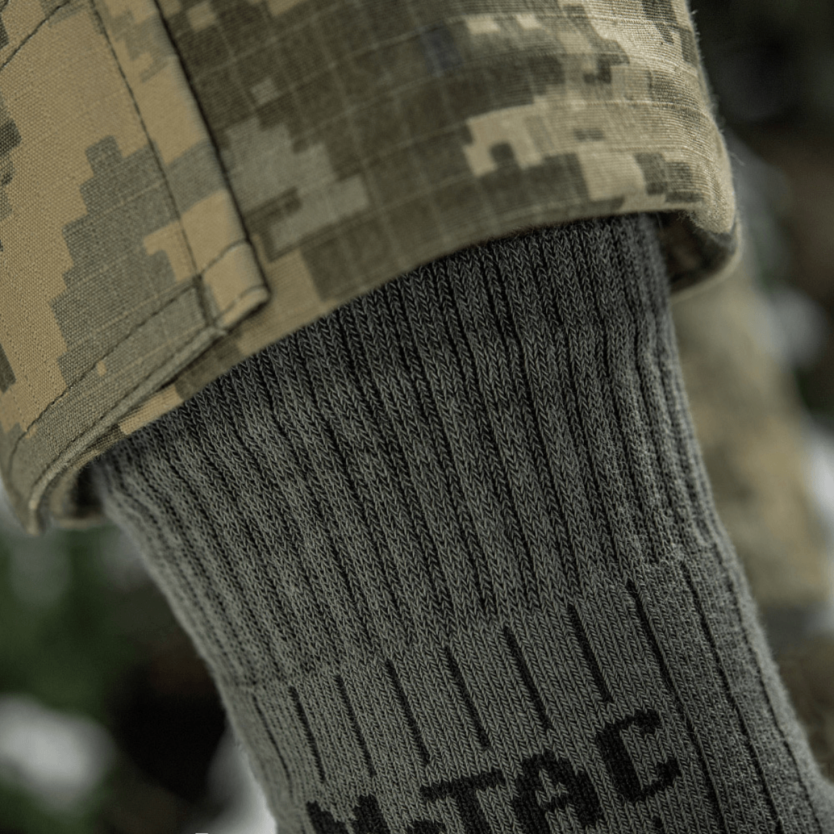 M-Tac Sokker Mid Calf Mk.4 miehille, suunniteltu mukavuuteen ja suojaan vaelluksessa, pehmustetut lämpövyöhykkeet ja joustava resori