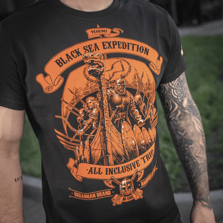 M-Tac T-shirt Black Sea Expedition uniikilla oranssilla printillä, sopii metsästykseen ja urheiluun, korostaa lihaslinjoja ja tarjoaa mukavuutta