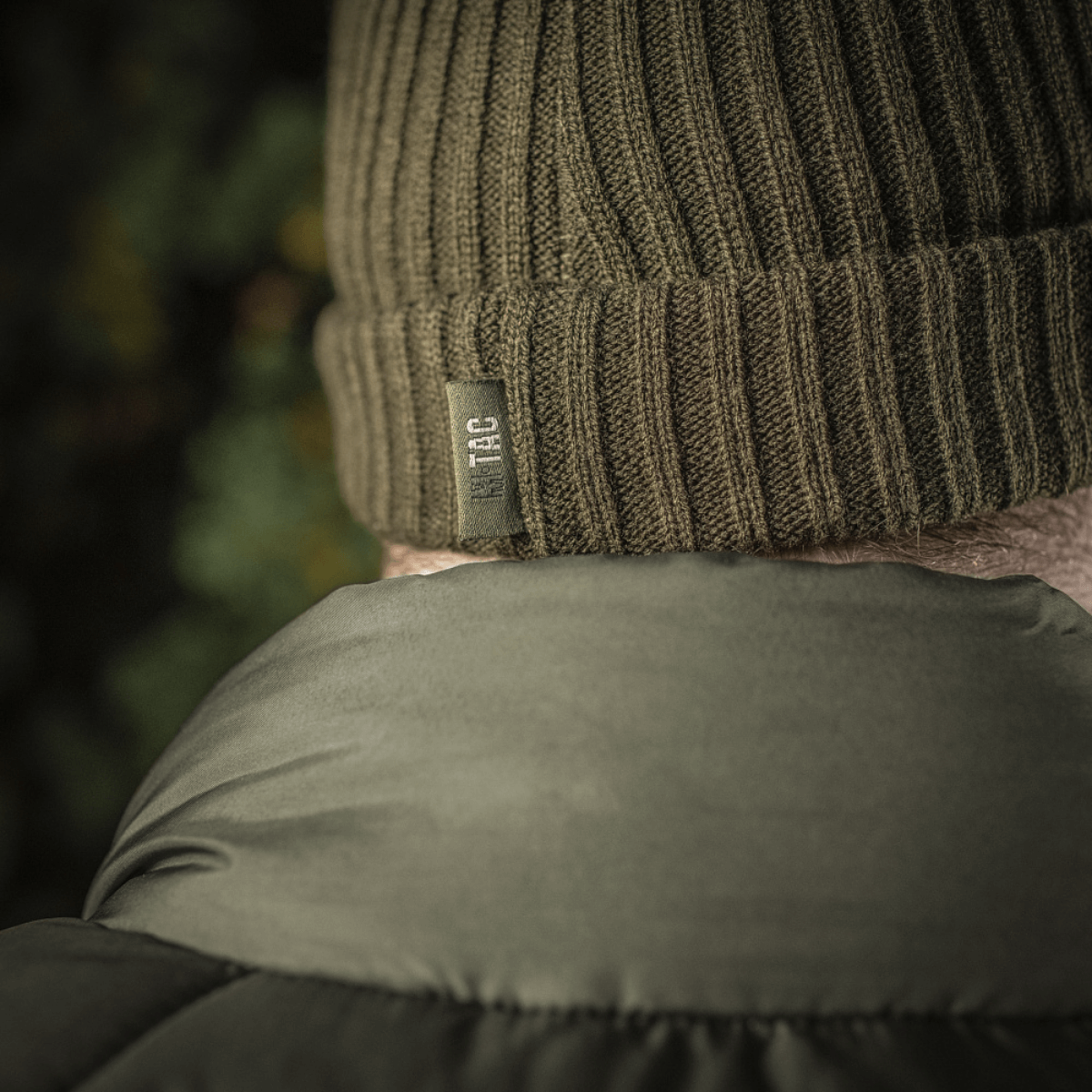 M-Tac Watch Cap 100% Akryl neulepipo kaksinkertaisella käänteellä nähtynä takaa, täydellinen viileään säähän ja teolliselle kestävyydelle.