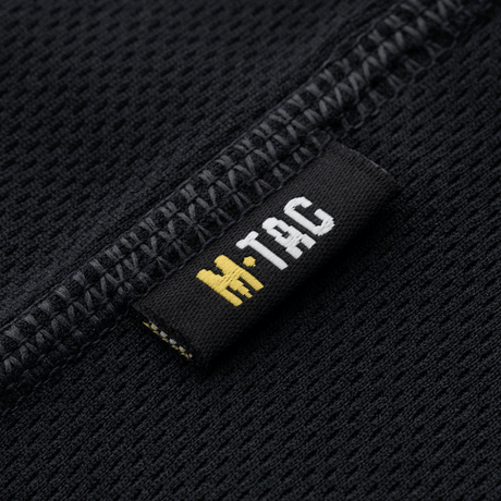 M-Tac Sweat-Wicking T-Shirt Athletic kosteutta siirtävästä kankaasta ja anatomisella istuvuudella, lähikuva paidan saumoista ja logotarrasta.