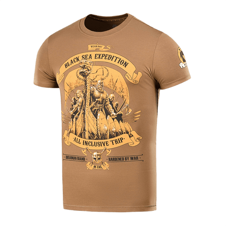 Tan M-Tac T-shirt Black Sea Expedition graafisella kuviolla, ihanteellinen aktiiviseen elämäntapaan. 93% puuvillaa ja 7% elastaania