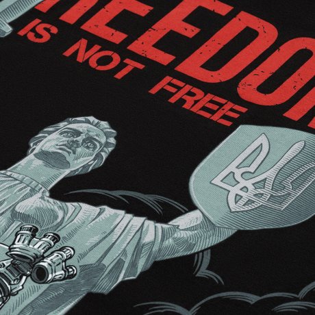 M-Tac T-Shirt Freedom printissä ukrainalainen sotilas ja vastarintasymbolit; kilpi ja miekka suojan ja vapauden symboleina.