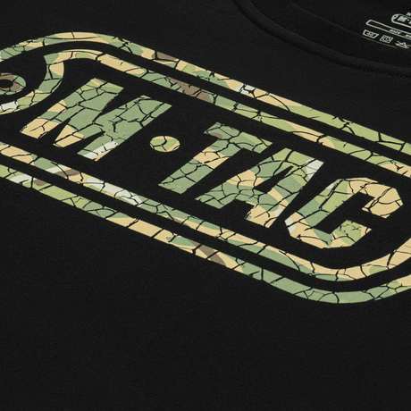 M-Tac T-Shirt Logo modernilla camokuvioinnilla, ikonisella logolla ja hihan sloganilla. Mukava ja pehmeä puuvillasekoite.