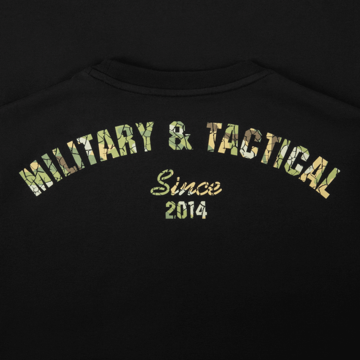 M-Tac T-Shirt Logo camodesignilla ja "Military & Tactical Since 2014" -tekstillä painettuna selässä.
