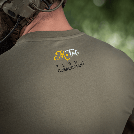 M-Tac T-Shirt Motanka nähtynä takaa, 'Terra Cosaccorum' -teksti selässä. Moderni muotoilu kohtaa ukrainalaisen kulttuuriperinnön.