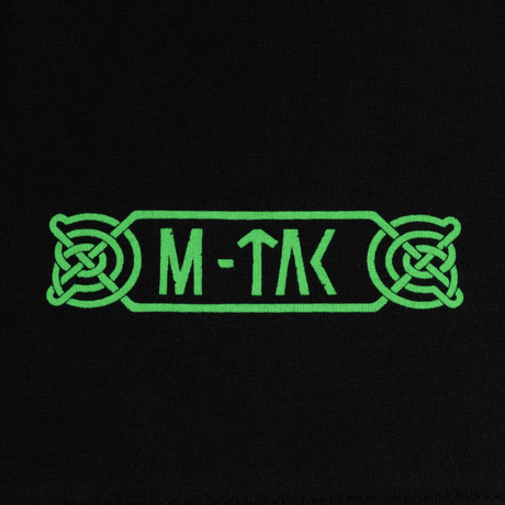 Lähikuva M-Tac T-Shirt Night Vision -logosta vihreässä pohjoismaisessa tyylissä, Odinin mytologiasta inspiroituna, mustalla taustalla.