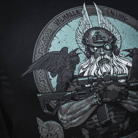 M-Tac T-Shirt Odin Mystery pohjoismaisella mytologiaprintillä: Odin korppeineen Hugin ja Munin ja teksti 'Valhalla Calling'.