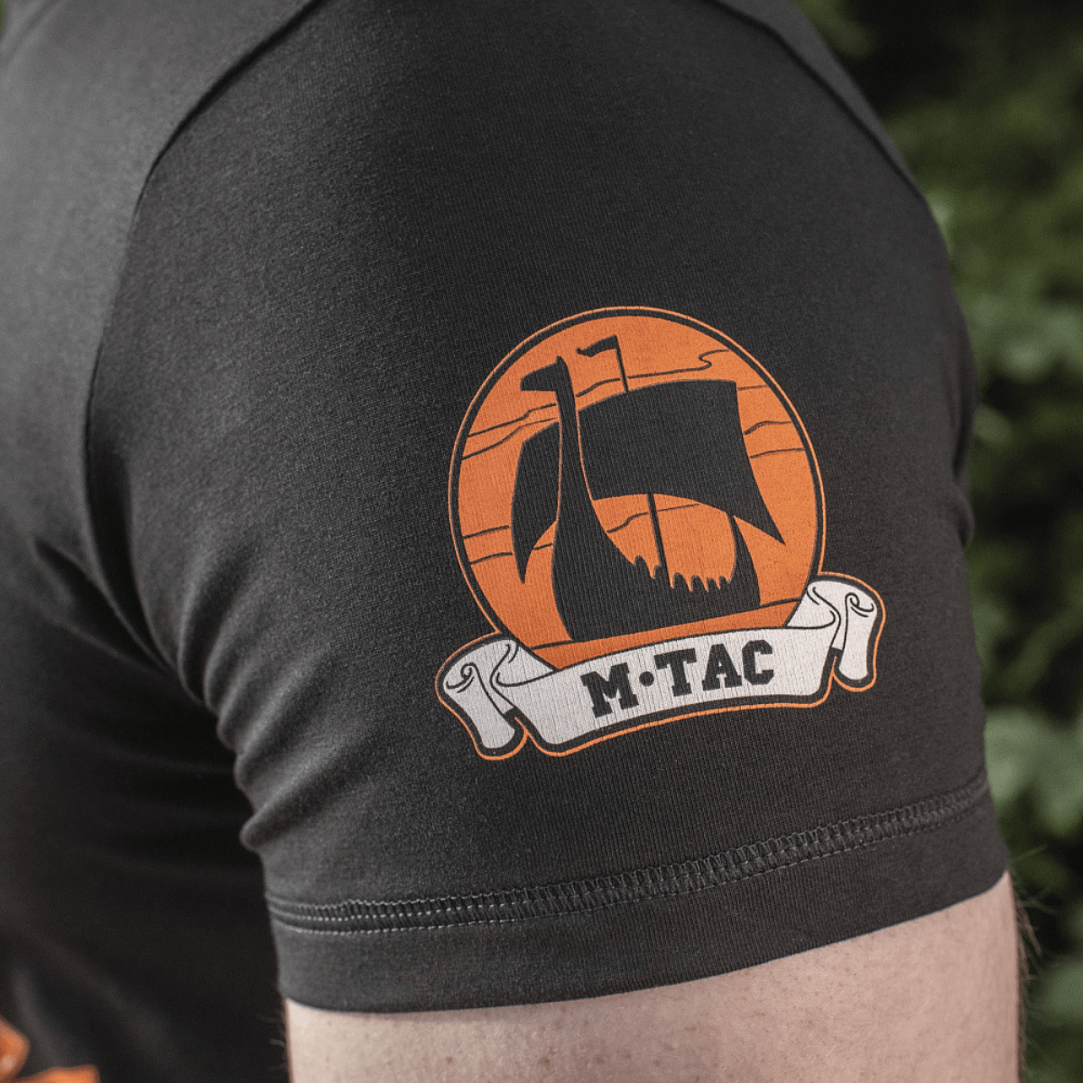 M-Tac T-shirt Black Sea Expedition MagnaColours®-printillä hihassa, sopii metsästykseen ja urheiluun, valmistettu puuvillasta ja elastaanista