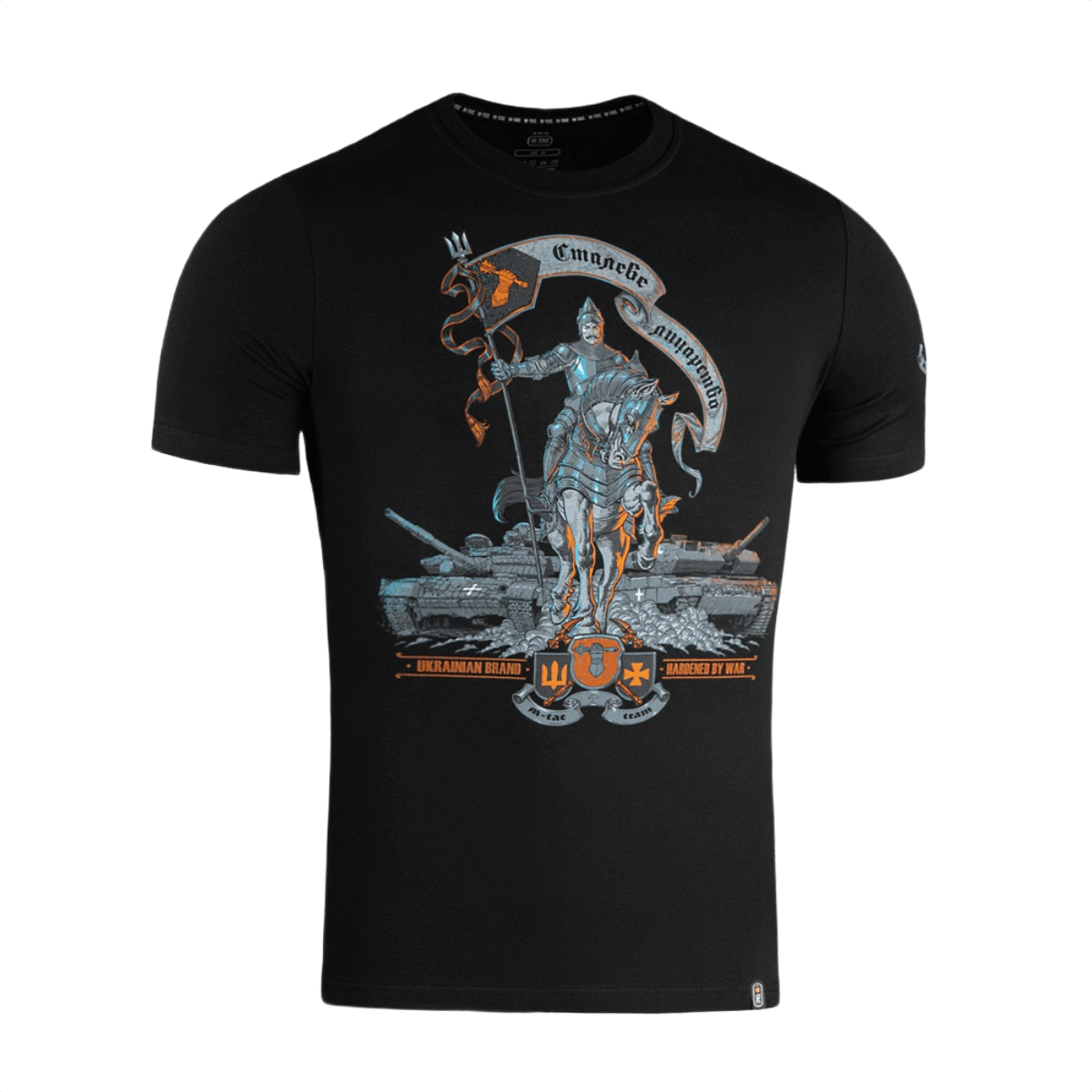 M-Tac T-Shirt Steel Knight, kuvaa ritaria ja panssarivaunuja, symboloi ukrainalaista voimaa ja rohkeutta, suunniteltu Ukrainan teräsratsastajille.