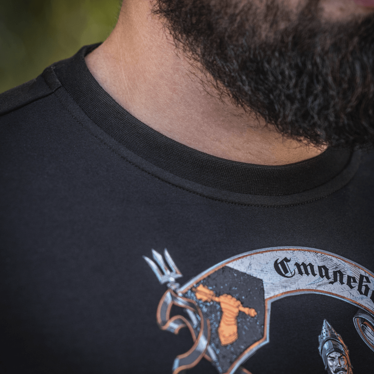 M-Tac T-Shirt Steel Knight, printti teräsritarista hevosella sekä Leopard 2- ja T-72 -tankeista, symboloi voimaa ja rohkeutta. Mukava ja tyylikäs.