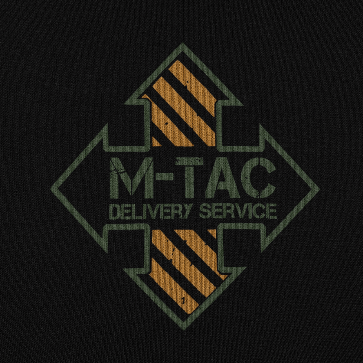 M-Tac T-Shirt Delivery Service -logo nuolikuvioinnilla, painettuna mustalle taustalle.