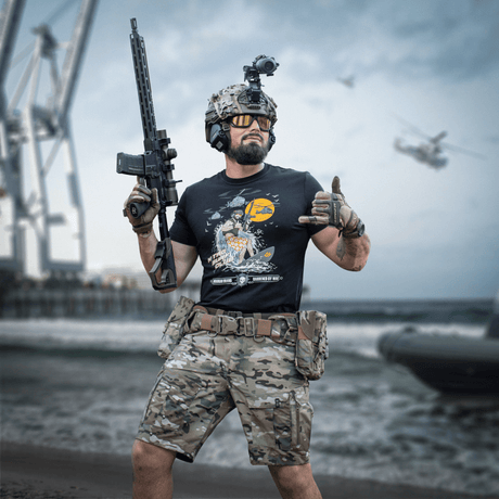 M-Tac T-Shirt Surf Club erikoisjoukkojen sotilas surffilaudalla, kantaa AR-15:ttä, kypärän ja liivit.
