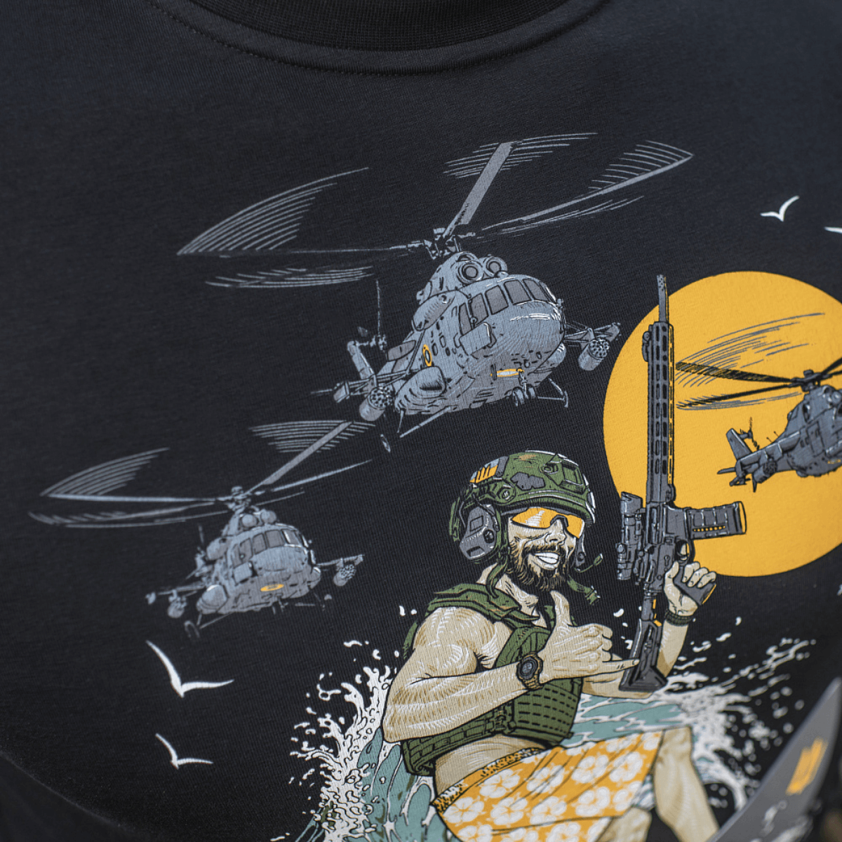 M-Tac T-Shirt Surf Club sotilas surffilaudalla ja helikopterit taustalla.