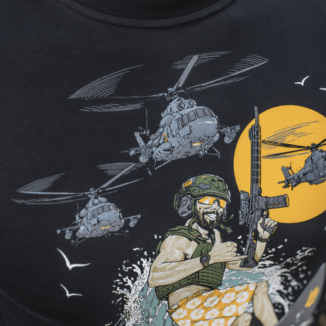 M-Tac T-Shirt Surf Club sotilas surffilaudalla ja helikopterit taustalla.