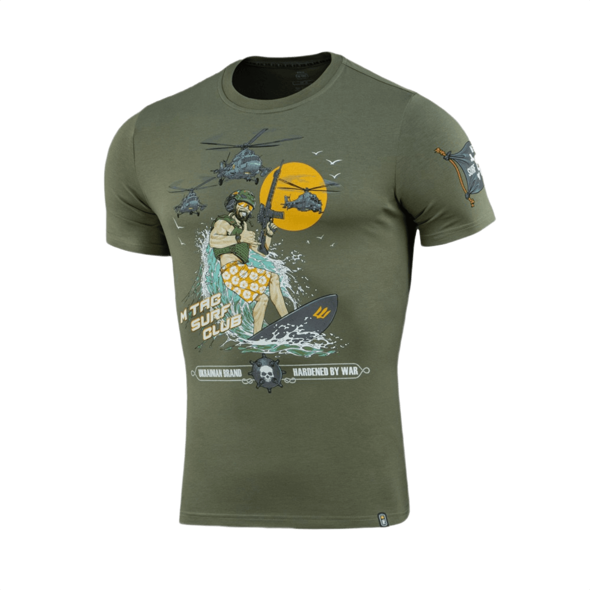 M-Tac T-Shirt Surf Club vihreä t‑paita surffaavalla sotilaalla ja helikoptereilla, innoittajana sotafilmit ja erikoisoperaatiot; premium‑painatus.