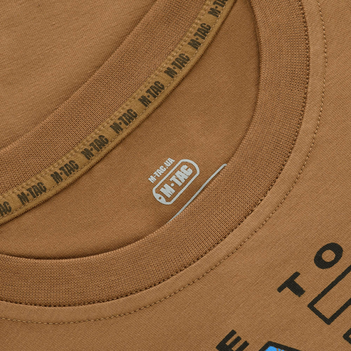 Yksityiskohta M-Tac T-shirt UA Side -paidasta printillä, vaaleanruskea, valmistettu 93% puuvillaa ja 7% elastaania mukavuutta ja kestävyyttä varten