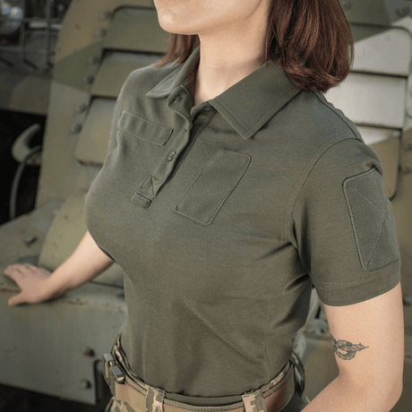 M-Tac Tactical Polo-Shirt 65/35 Lady vihreänä, suunniteltu naisille, tehty kestävästä puuvilla-polyester-sekoituksesta, Velcro merkeille.