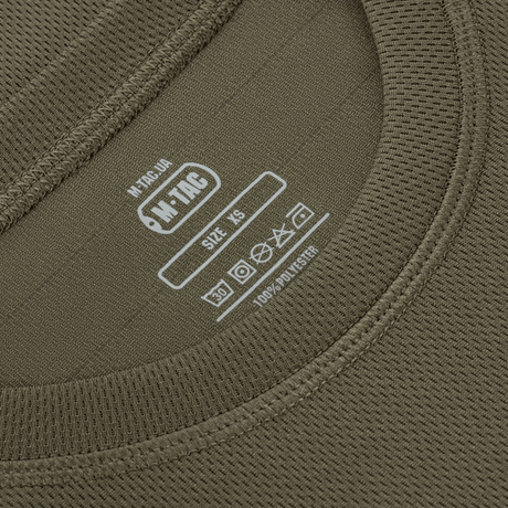 M-Tac Tactical Sweat-Wicking T-Shirt Summer, lähikuva etiketistä, oliivinvihreä, 100% polyesteri, hikiä siirtävä.