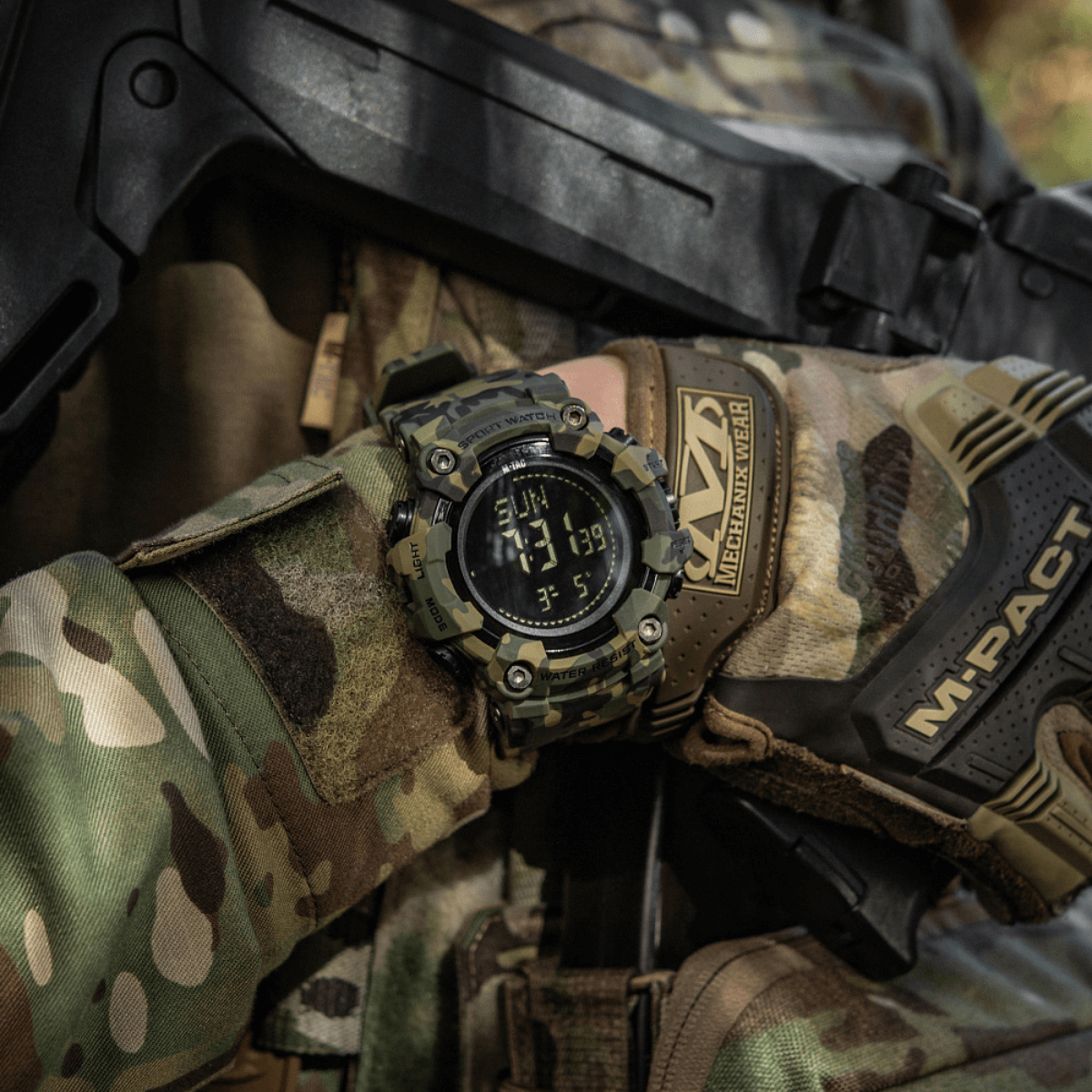 M-Tac Tactical Ur 2037 käytössä, suunniteltu ulko- ja taktiseen käyttöön, tukeva ja kestävä, sisältää kompassin ja LED-taustavalon.