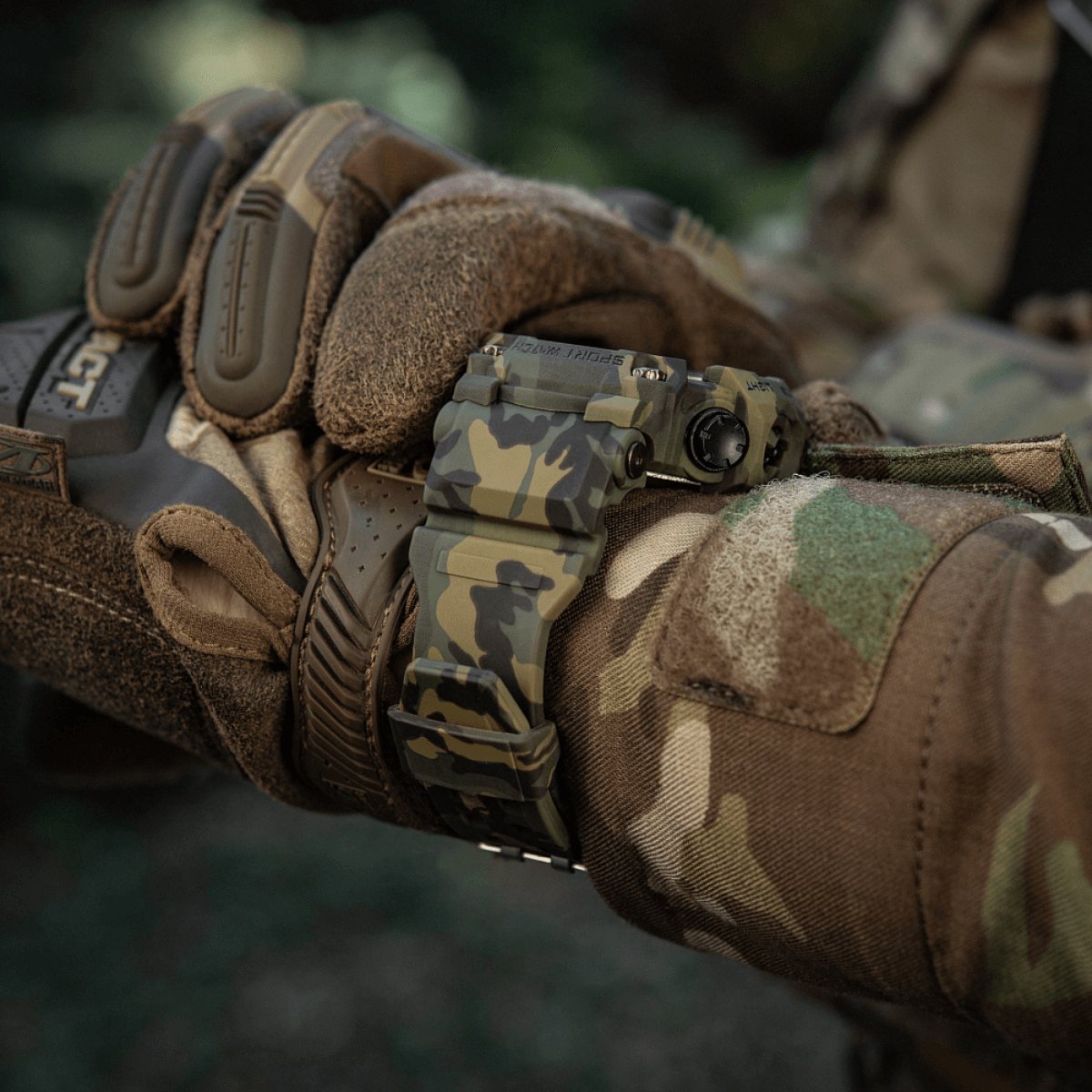 M-Tac Tactical Ur 2037 kädessä maastohanskassa, sopii taktiseen ja ulkoilukäyttöön en