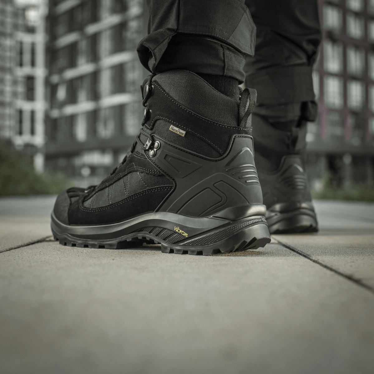 M-Tac Taktiske Demi-Season Støvler Pro Line vahvalla Vibram-pohjalla kaupunkiympäristössä – kestävä ja kosteudenkestävä muotoilu taktisiin tehtäviin.