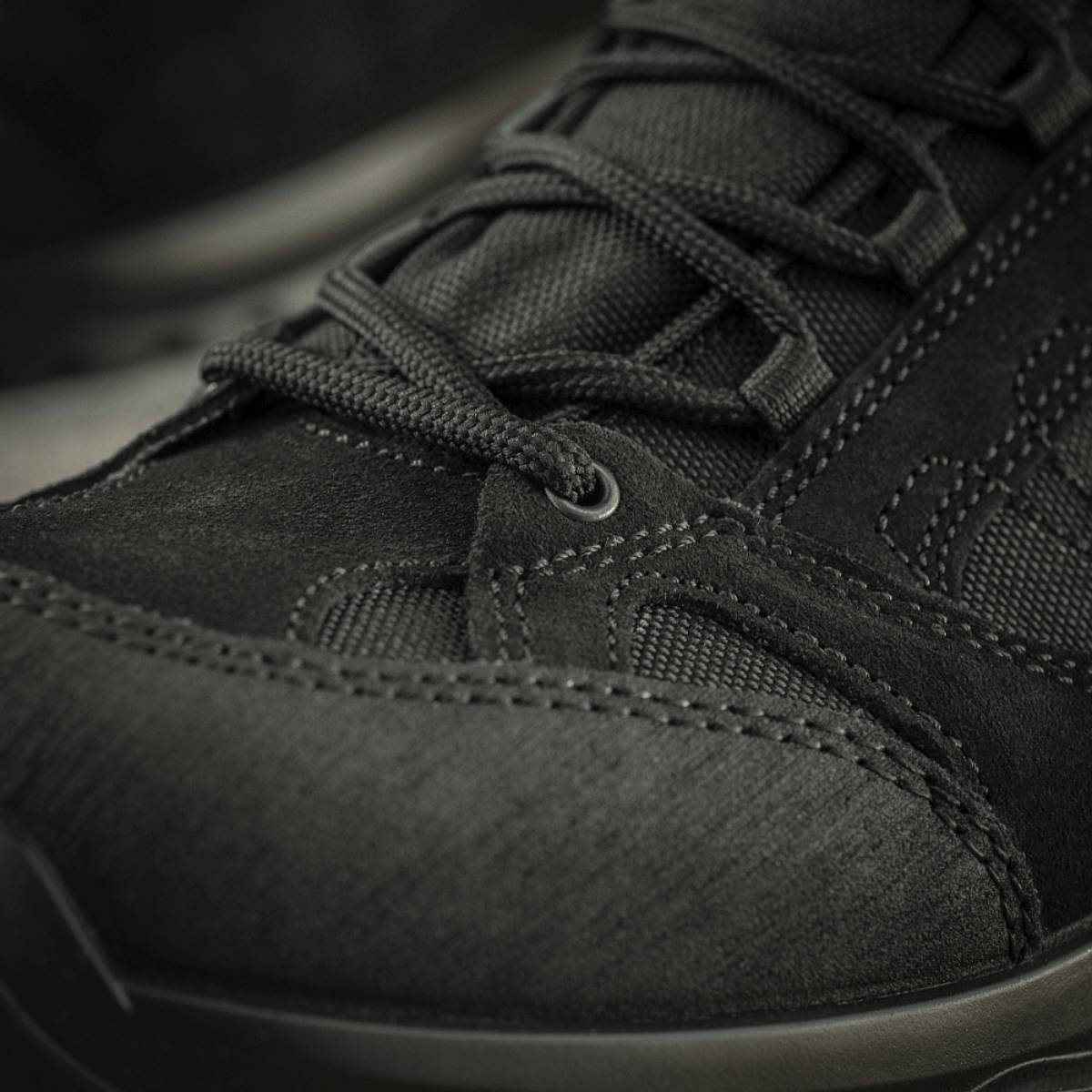 Lähikuva M-Tac Taktiske Demi-Season Støvler Pro Line -kengästä, kestävästä suede- ja Cordura-materiaalista, suunniteltu taktisiin tehtäviin ja vaellukseen.