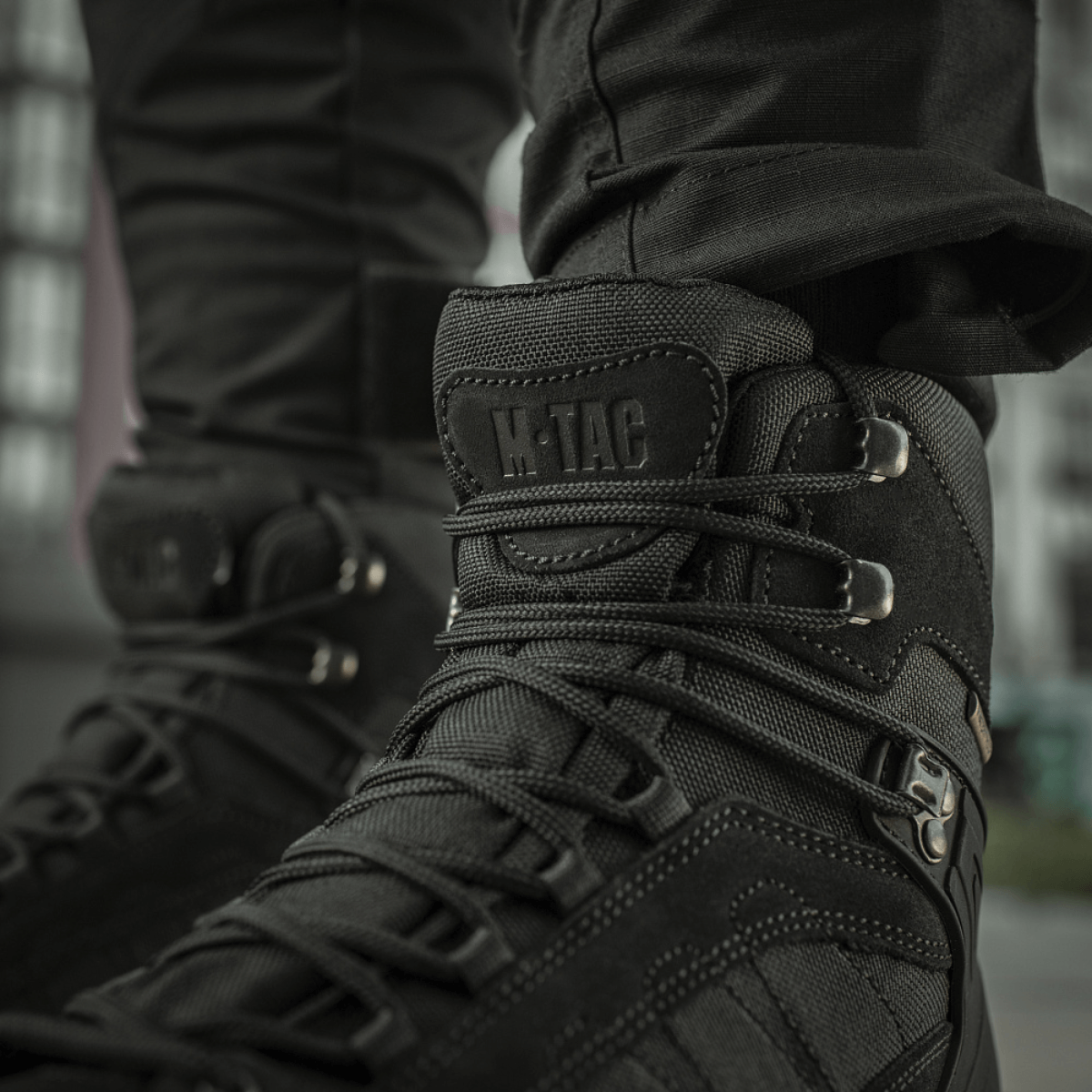 M-Tac Taktiske Demi-Season Støvler Pro Line kestävästä suede- ja Cordura-materiaalista, Vibram-pohja mukavuutta ja kestävyyttä varten taktisiin tehtäviin.