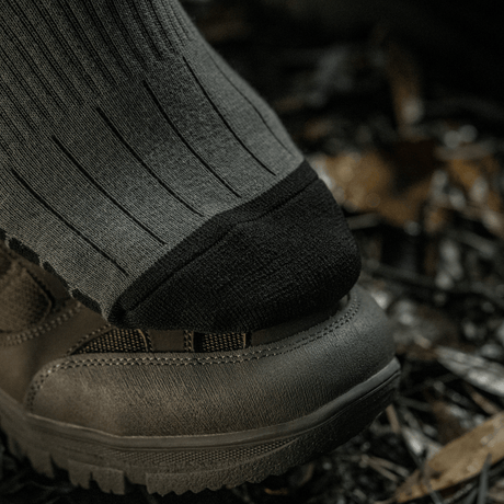 M-Tac taktiset sukat Ranger saappaan päällä metsässä, kuva anatomisesta istuvuudesta mukavuuteen ja kestävyyteen, täydelliset vaellukseen.