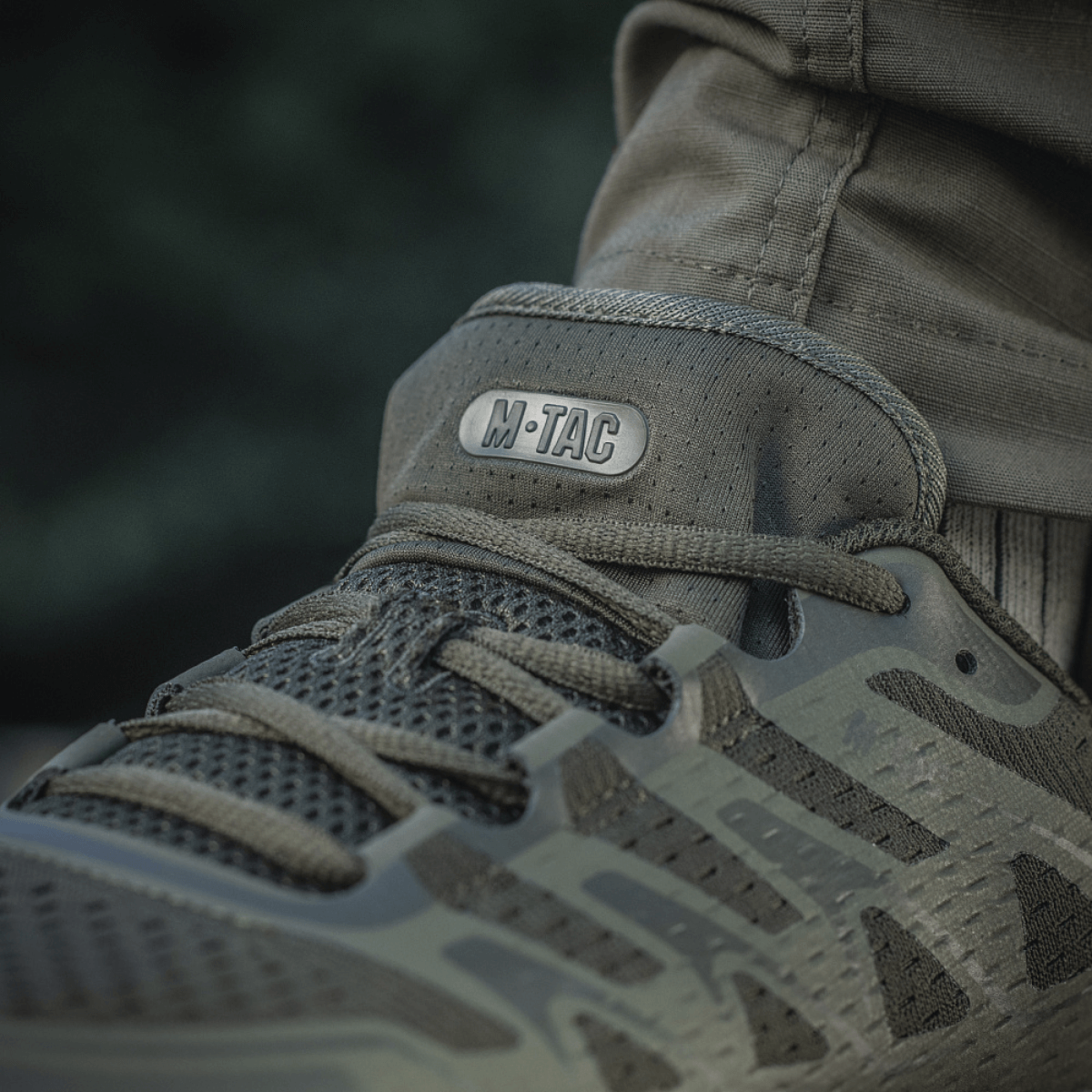 M-Tac Tactical Summer Sport -tennarit käytössä lämpimässä säässä, valmistettu hengittävistä ja kulutusta kestävästä synteettisestä materiaalista kumivahvistuksella