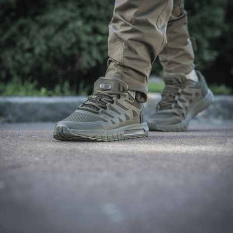 M-Tac Tactical Summer Sport Sneakers en käytössä aurinkoisena päivänä, suunniteltu mukavuuteen ja kestävyyteen, EVA-skum ja gummisål.