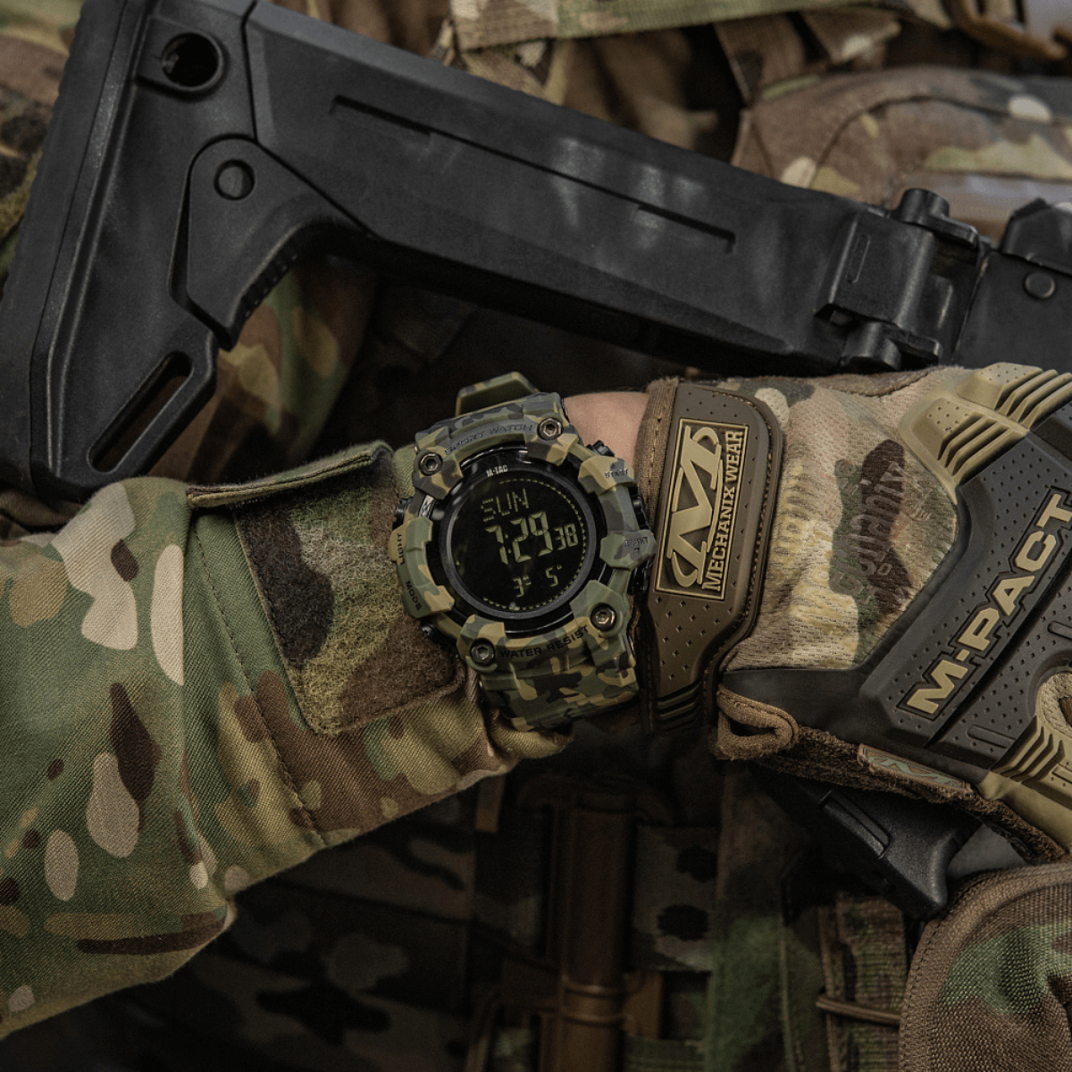 M-Tac Tactical Ur 2037 LED-taustavalolla ja kompassilla, sopii taktiseen käyttöön. Iskunkestävä ABS-kotelo ja teräksinen takakansi. 5ATM-vesitiiveys.