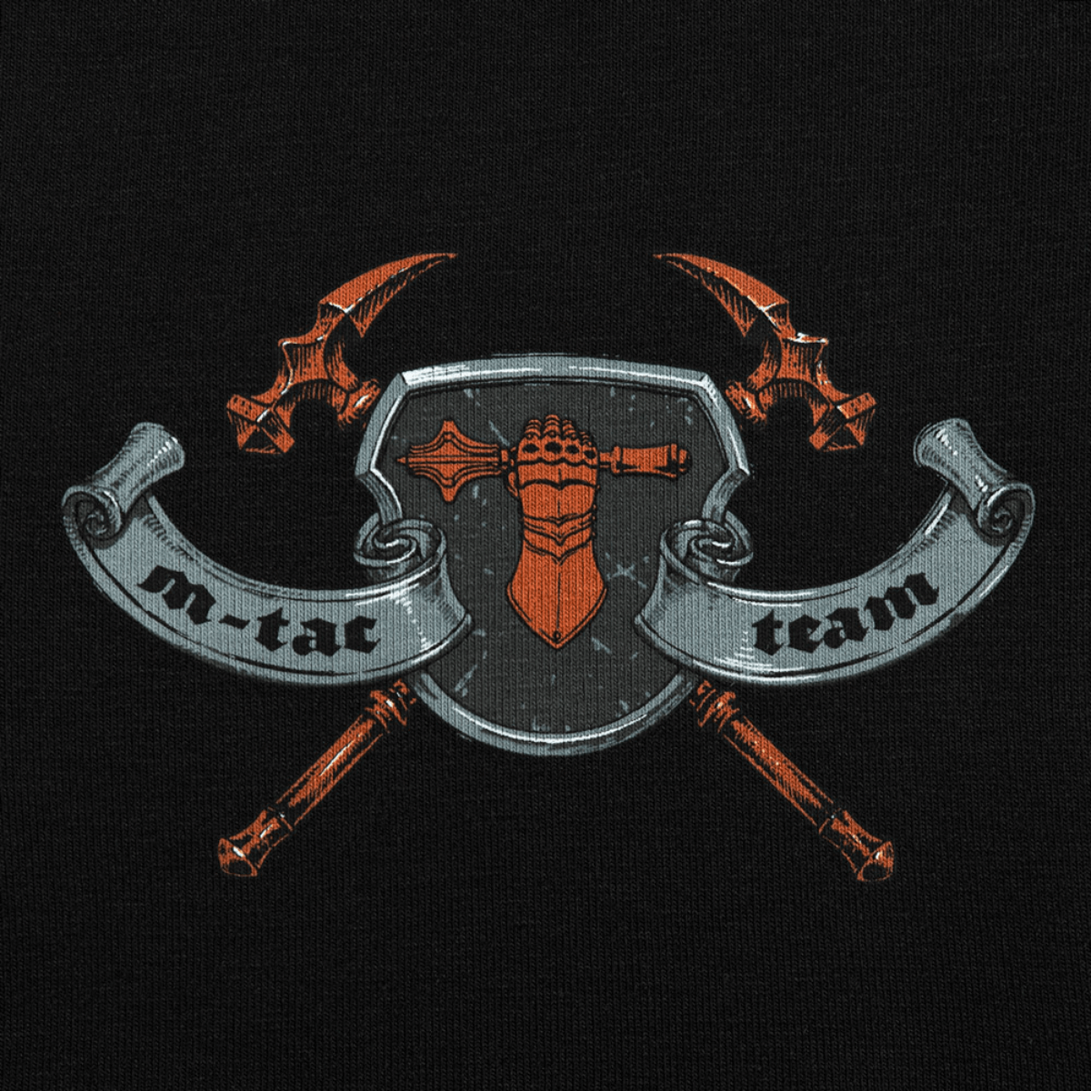 M-Tac T-Shirt Steel Knight -design: kilpi, ristikkäiset miekat ja "m-tac team" -banneri keskellä.