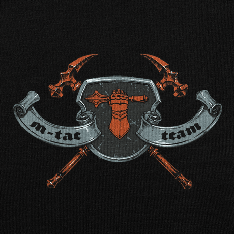 M-Tac T-Shirt Steel Knight -design: kilpi, ristikkäiset miekat ja "m-tac team" -banneri keskellä.