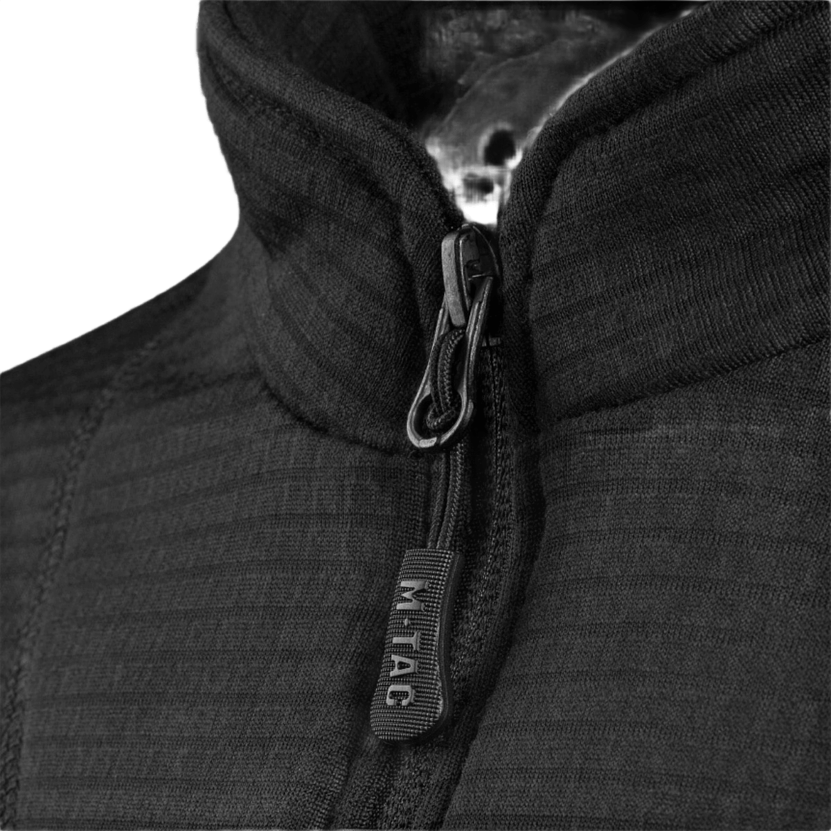 Lähikuva M-Tac Thermal Fleece Trøje Delta Level 2:sta YKK-vetoketjulla, suunniteltu kylmään ja karuun ilmastoon.