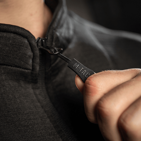 Henkilö käyttää vetoketjua M-Tac Thermal Fleece Trøje Delta Level 2:ssa, YKK-vetoketju kylmään ilmastoon.
