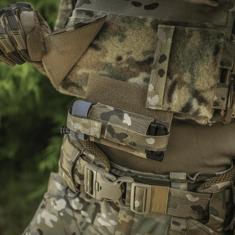 M‑Tac Tourniquet Pouch Elastic Gen.5 asennettuna taktiseen liiviin, CAT-tourniquet Cordura 500D:ssä, nopea pääsy ja luotettava kiinnitys.