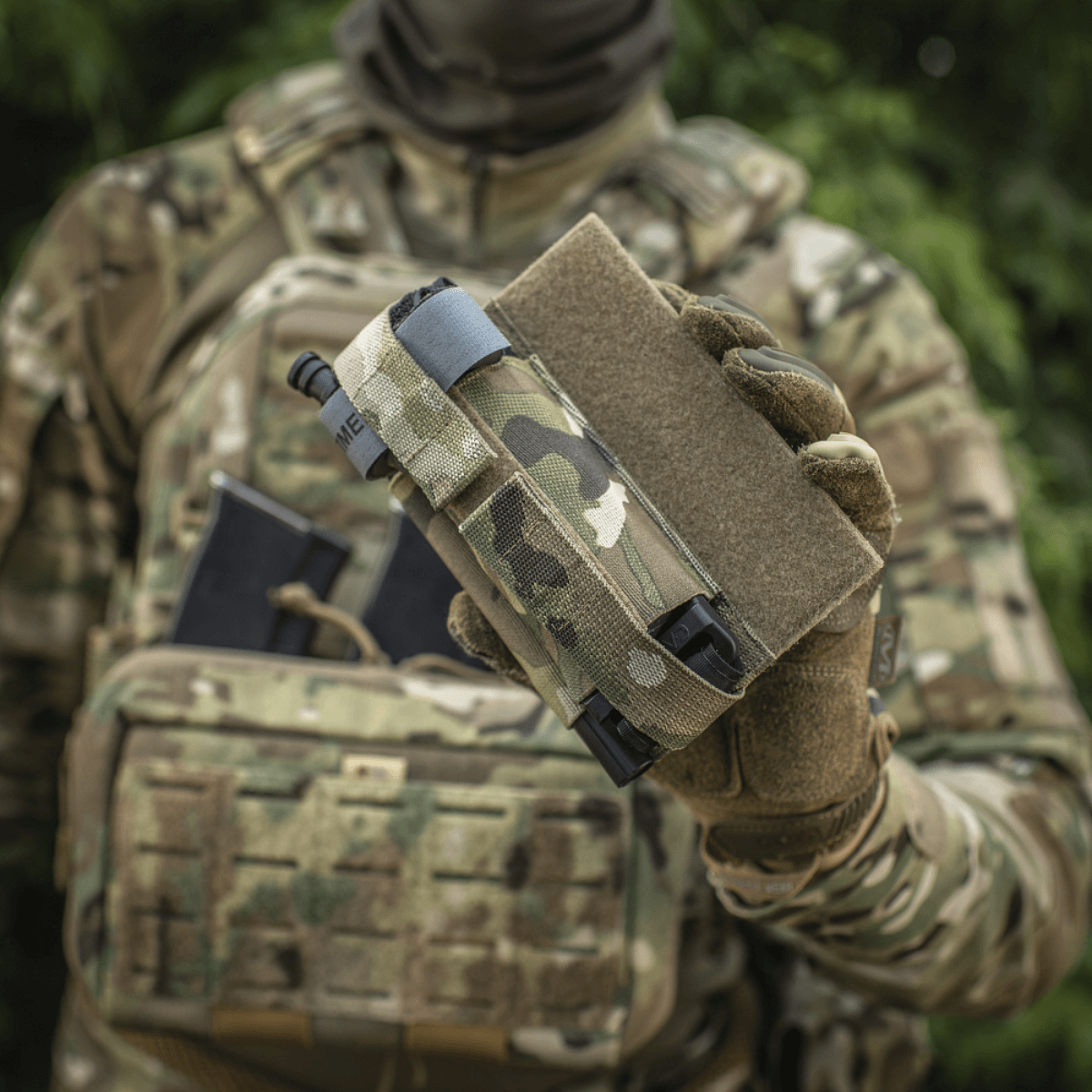 M‑Tac Tourniquet Pouch Elastic Gen.5 käytössä taktisessa varustuksessa, nopea pääsy ja turvallinen kiinnitys Cordura 500D -materiaalissa.